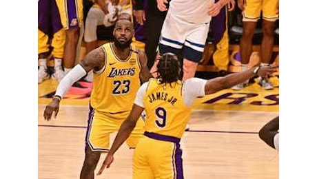 Lebron e Bronny James fanno la storia dell'Nba: per la prima volta padre e figlio giocano insieme