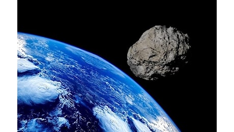 Asteroide di 300 metri potenzialmente pericoloso si avvicina alla Terra: a che ora vederlo oggi in diretta