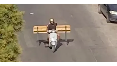 Ruba la panchina e la carica sullo scooter, a Palermo appello dell'assessore: aiutateci a ritrovarla