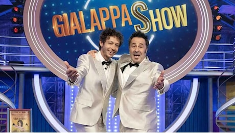 Valentino Rossi al GialappaShow: Marquez e Stoner cogli*ni? “Non posso dirlo”. Poi Paola e Chiara, il sesso con i robot, il calcio a Sepang e…