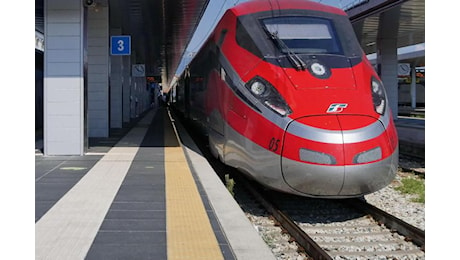 Roma-Firenze, stop a tutti i treni. Ritardi e cancellazioni in tutta Italia. Ferma anche l’Alta velocità. Ferrovie: “Potenziata l’assistenza ai viaggiatori”