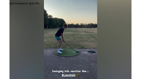 Jannik Sinner prova il golf in vacanza: risate social dopo il colpo sbagliato