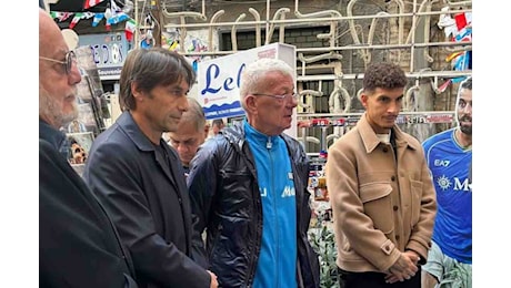 FOTO – Immagini da brividi: Conte, De Laurentiis e Di Lorenzo al Murales di Maradona