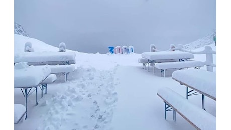 Prima neve di settembre sulle montagne: i fiocchi imbiancano il Presena