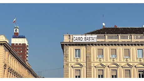 Torino, striscione in piazza San Carlo: “Cairo: Basta!!!”