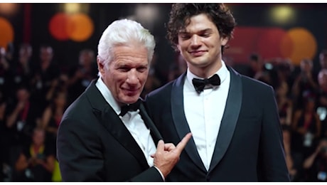 Richard Gere con il figlio a Venezia: chi è Homer James (che ha il fascino di papà)