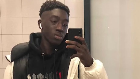 Baye morto a 17 anni in scooter: “Un ragazzo tranquillo, perbene e una promessa del calcio”