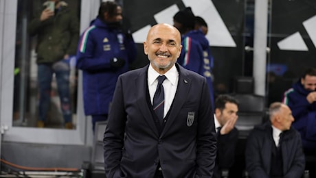 Spalletti porta il Natale al Meyer: “I bimbi ricoverati sono supereroi”. E regala i palloni della Nazionale