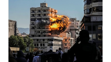 Colpita base Unifil, quattro italiani feriti. E su Beirut è un inferno