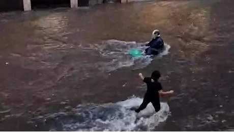 Catania, strade come fiumi per la pioggia: una donna salva un motociclista trascinato via dalla corrente