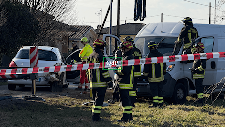 Si ferma ad aiutare la mamma con l’auto in panne: morta schiacciata da un furgone dopo l’incidente