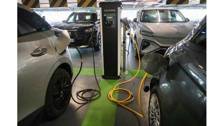 Incentivi per acquistare le auto elettriche al via da settembre: fino 11 mila euro - TGLA7 Incentivi per acquistare le auto elettriche al via da settembre: fino 11 mila euro - TGLA7