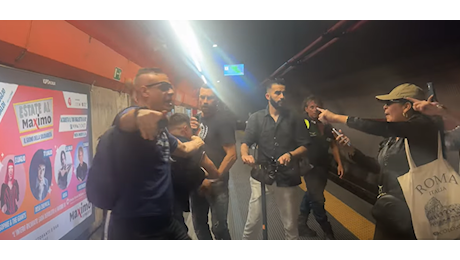 Roma, youtuber aggrediti in metro da banda di borseggiatori: Non temono nessuno