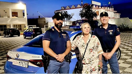 Poliziotti fermano Tina Cipollari per farsi una foto: è polemica