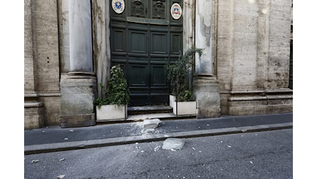 Cade il cornicione della chiesa di San Giacomo a Roma, il parroco: Non erano stati rilevati problemi