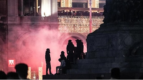 Capodanno in Piazza Duomo, video con insulti alla polizia e all’Italia: dieci persone identificate