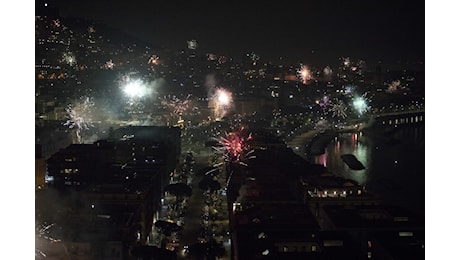 Capodanno a Napoli, gli spettacolari fuochi d’artificio visti dall’alto