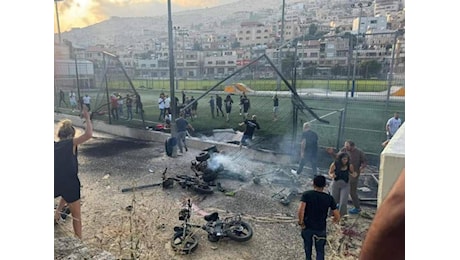 Israele, razzo di Hezbollah su campo da calcio: 11 morti. Katz: “Guerra totale”. Netanyahu anticipa rientro dagli Usa