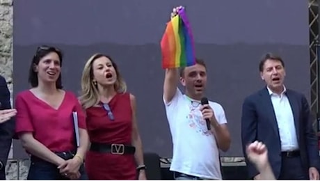 Schlein e Conte insieme al Napoli Pride cantano 'Bella Ciao': E ora matrimonio egualitario