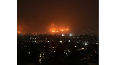 Los Angeles, gli incendi a Pacific Palisades e lo stato d'emergenza: 30 mila evacuati - Il video