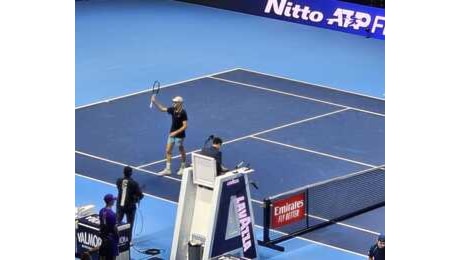 Atp Finals, è subito Sinner - mania: il campione azzurro esalta l'Inalpi Arena demolendo de Minaur