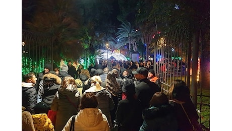 Salerno, Luci d'Artista: folla di visitatori dalla Villa Comunale all'Albero a Portanova