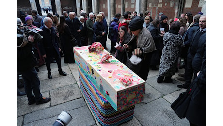 L’ultimo saluto a Rosita Missoni: sulla bara i disegni dei nipoti e il tessuto della Maison