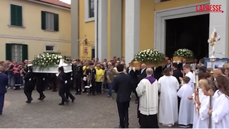 VIDEO Strage Paderno, applausi e palloncini azzurri all'uscita dei feretri dalla chiesa