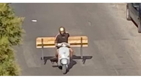 Palermo, ruba panchina da un giardino pubblico e la porta via con lo scooter, assessore: La ritroveremo - VIDEO