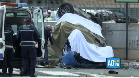 Tracce dei pneumatici sull'asfalto, lamiere accartocciate: i rilievi dei vigili dopo lo schianto tra le due volanti a Roma