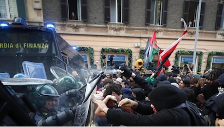 Corteo pro Palestina a Roma . Agenti feriti, fogli di via a manifestanti modenesi