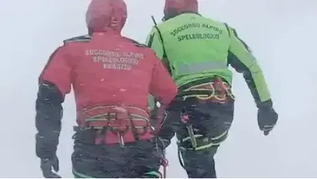 Migliora il meteo, ripresi i soccorsi ai due alpinisti sul Gran Sasso. Nel pomeriggio sorvolo in elicottero