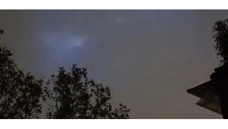 Maltempo, dopo il grande caldo a Milano tornano vento e temporali VIDEO