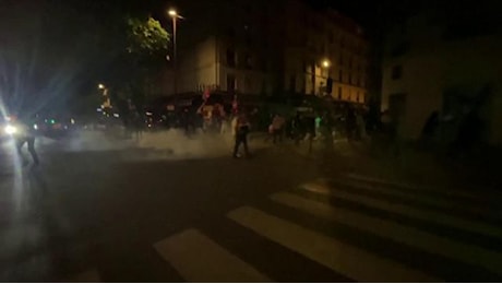 Parigi, scontri e disordini nella notte durante le manifestazioni contro la destra