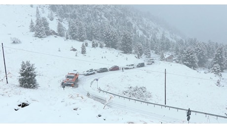 Nevicata di settembre sulle Dolomiti, i fiocchi sorprendono gli automobilisti: macchine bloccate lungo la salita del Passo Sella