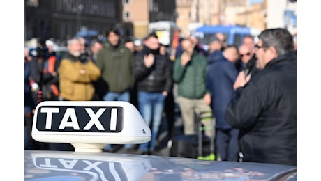 Taxi, arriva la stretta sulle app: la destinazione sarà oscurata per evitare i furbetti che rifiutano le corse