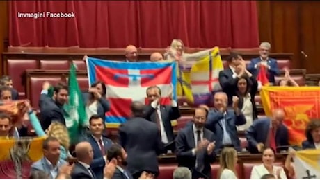 Autonomia, l'opposizione canta l'inno di Mameli in aula: bandiere regionali tra i banchi della maggioranza