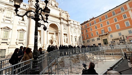 Fontana di Trevi, aperta la passerella: multa da 50 euro a chi getta monetine. Gualtieri: «Da qui è vietato»